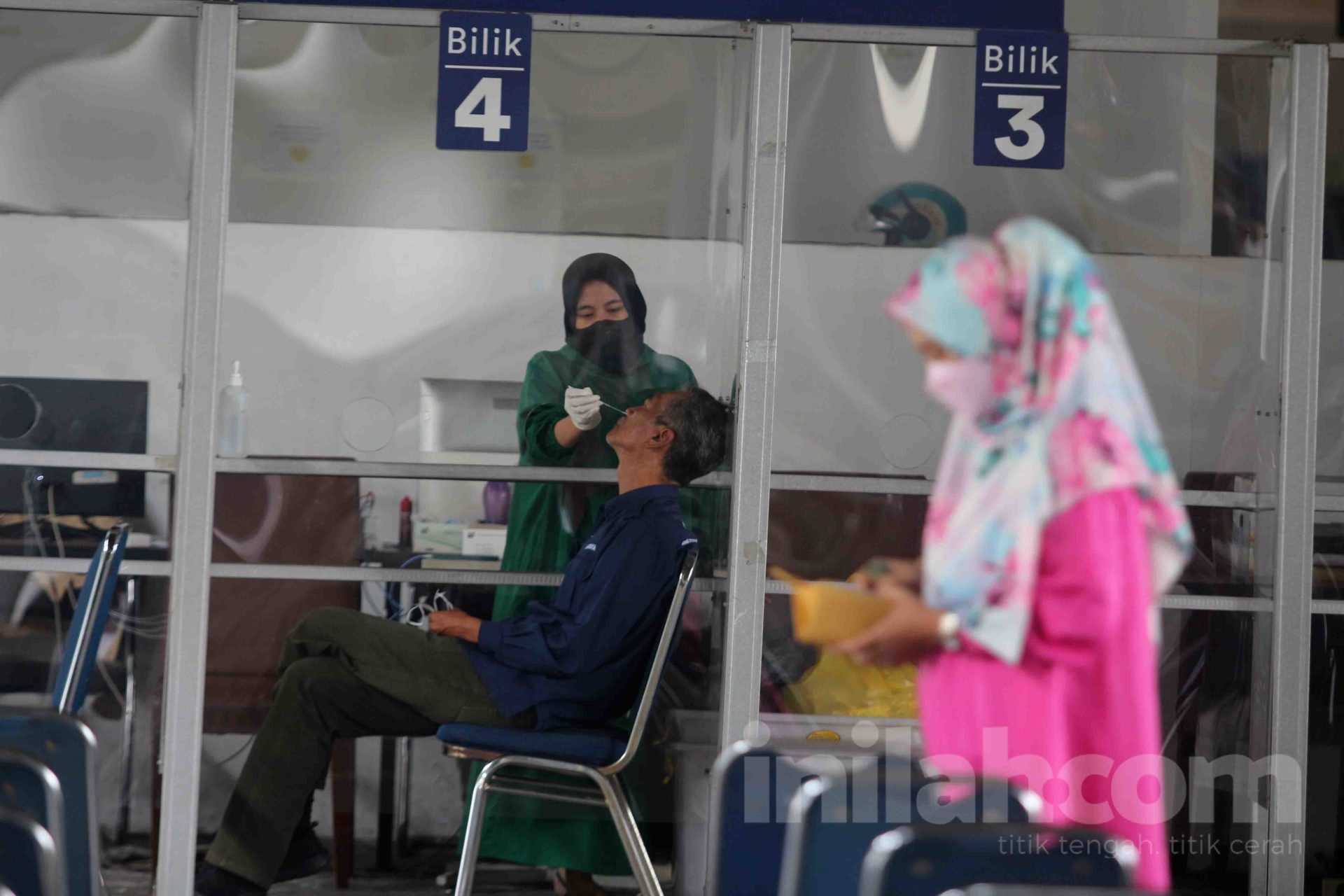 Foto Penumpang Kereta Api Jarak Jauh Belum Booster Wajib Pcr