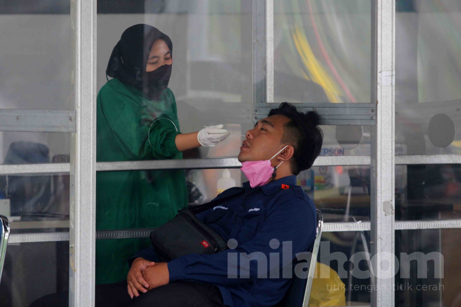 Foto Penumpang Kereta Api Jarak Jauh Belum Booster Wajib Pcr