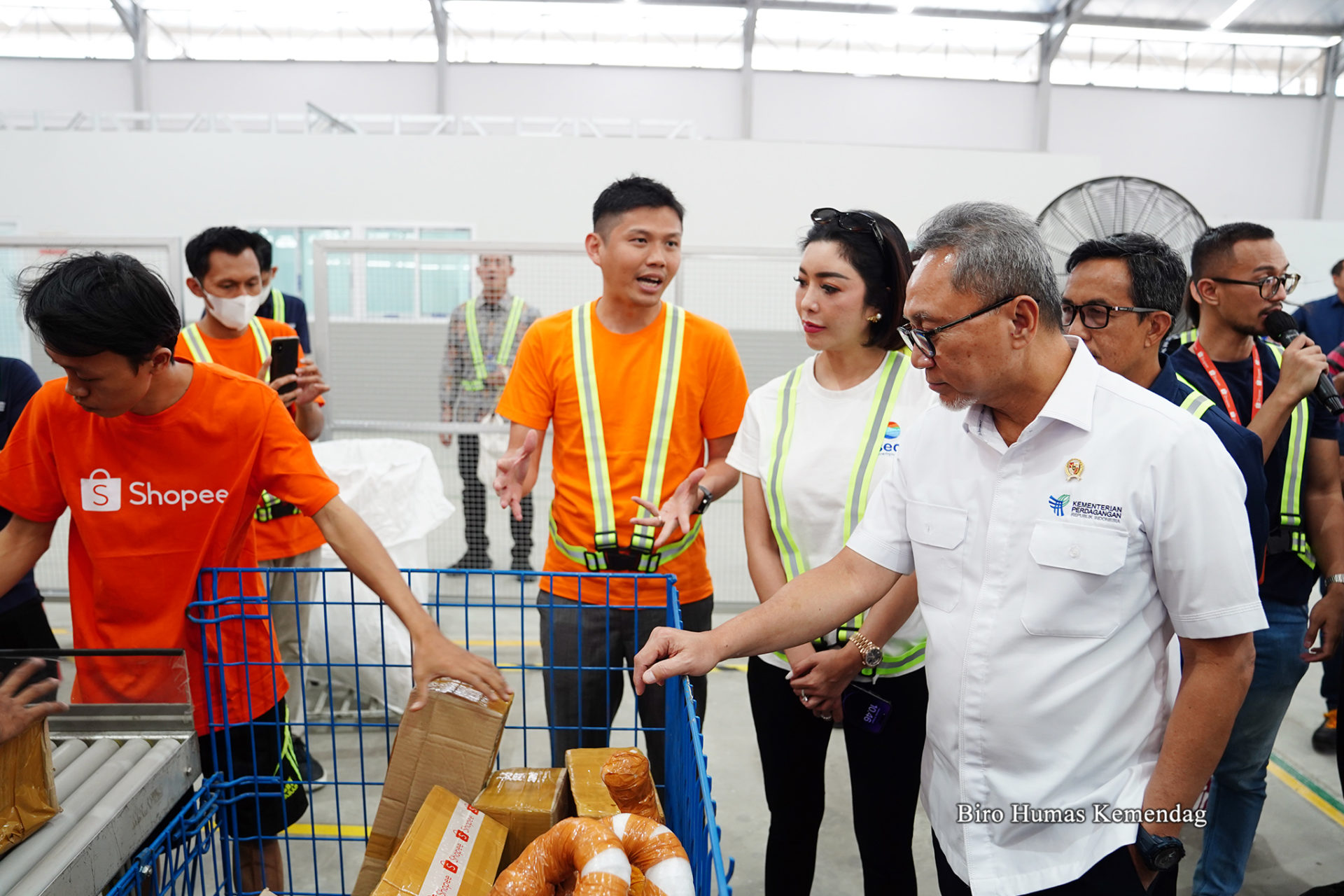 Foto Mendag Zulhas Resmikan Gudang Ekspor Shopee Indonesia