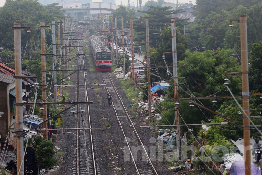 Banjir Surut, Krl Rangkasbitung Kembali Melintas Tapi Pelan-pelan