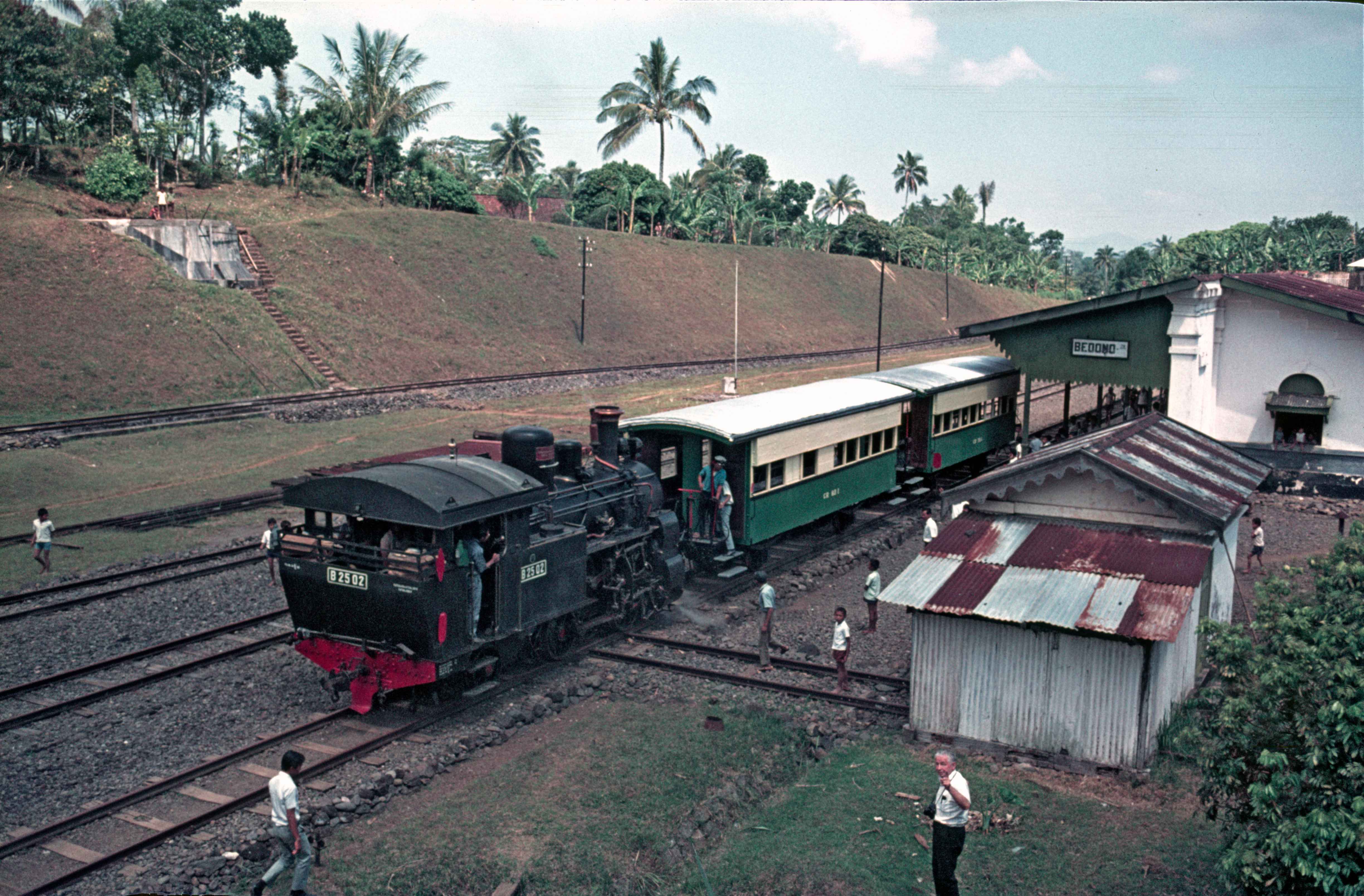 10 Stasiun Kereta Api Tertinggi di Indonesia, Pemandangannya Ajaib!