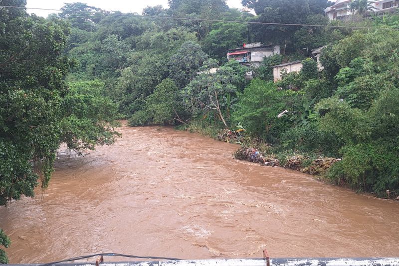 Curah Hujan Tinggi, Pramono Minta Sungai Dikeruk Massal