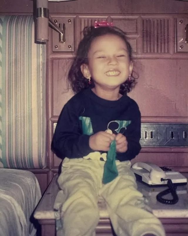 7 Foto Jadul Erika Carlina Dulu Sebelum Oplas Dan Sewaktu Kecil