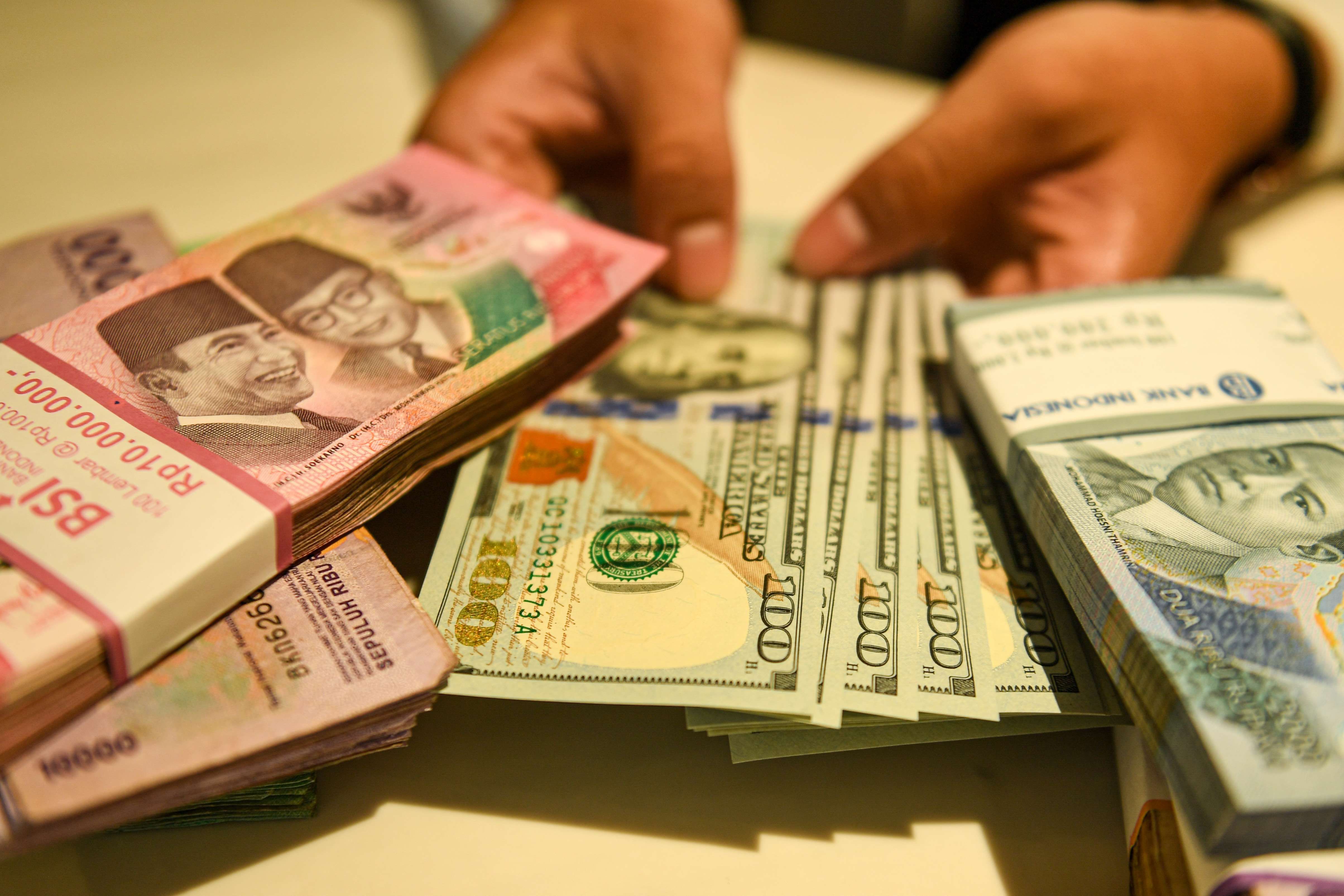 Hari Ini Rupiah Ambruk Rp17.105/US$, Besok Analis Prediksi Begini
