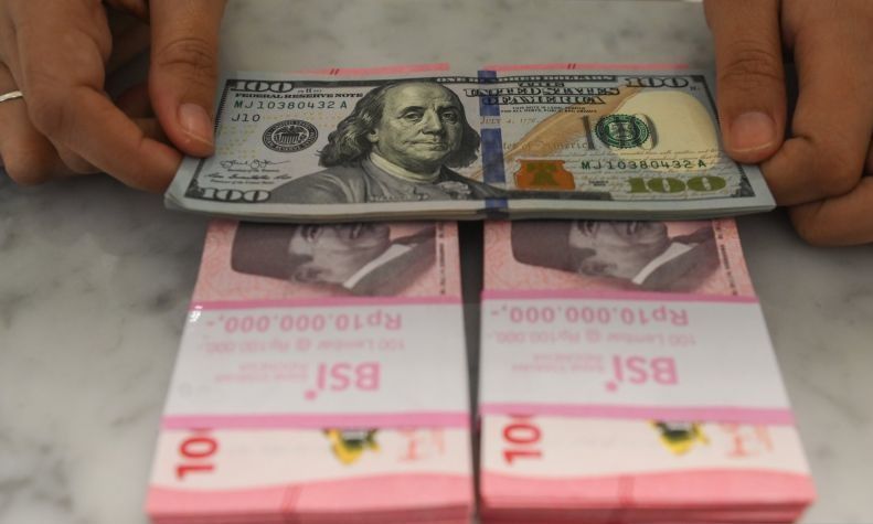 Panas Selat Hormuz Bikin 'Meriang' Rupiah hingga di Atas Rp17.000 per Dolar AS