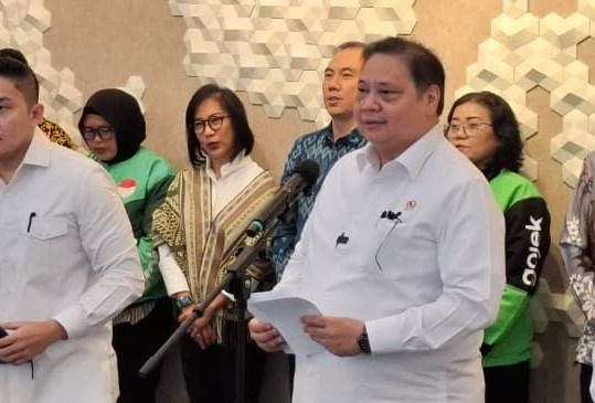 Cari Solusi Agar Harga Plastik Kembali Normal, Menko Airlangga Gelar Ratas Besok