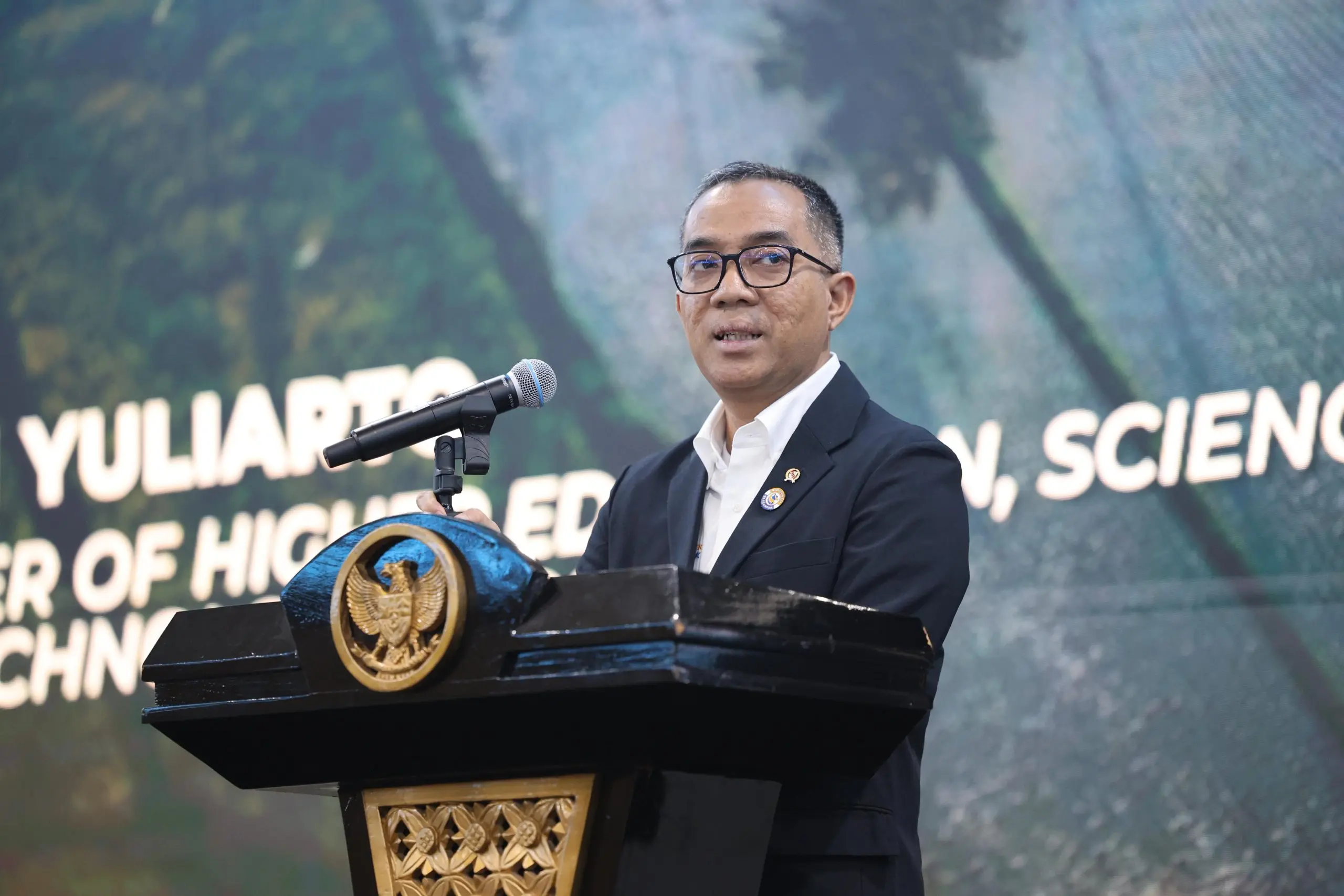 Mendiktisaintek Minta Kampus Beri Jatah WFH Sehari Seminggu untuk Dosen