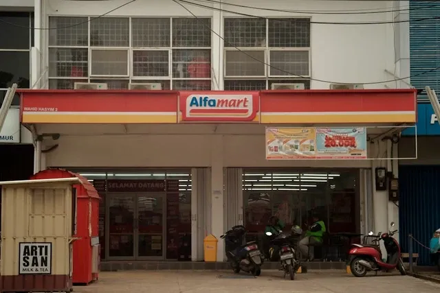 Sekarang Bisa Nonton Bioskop di Dalam Alfamart Cuma Rp15 Ribu