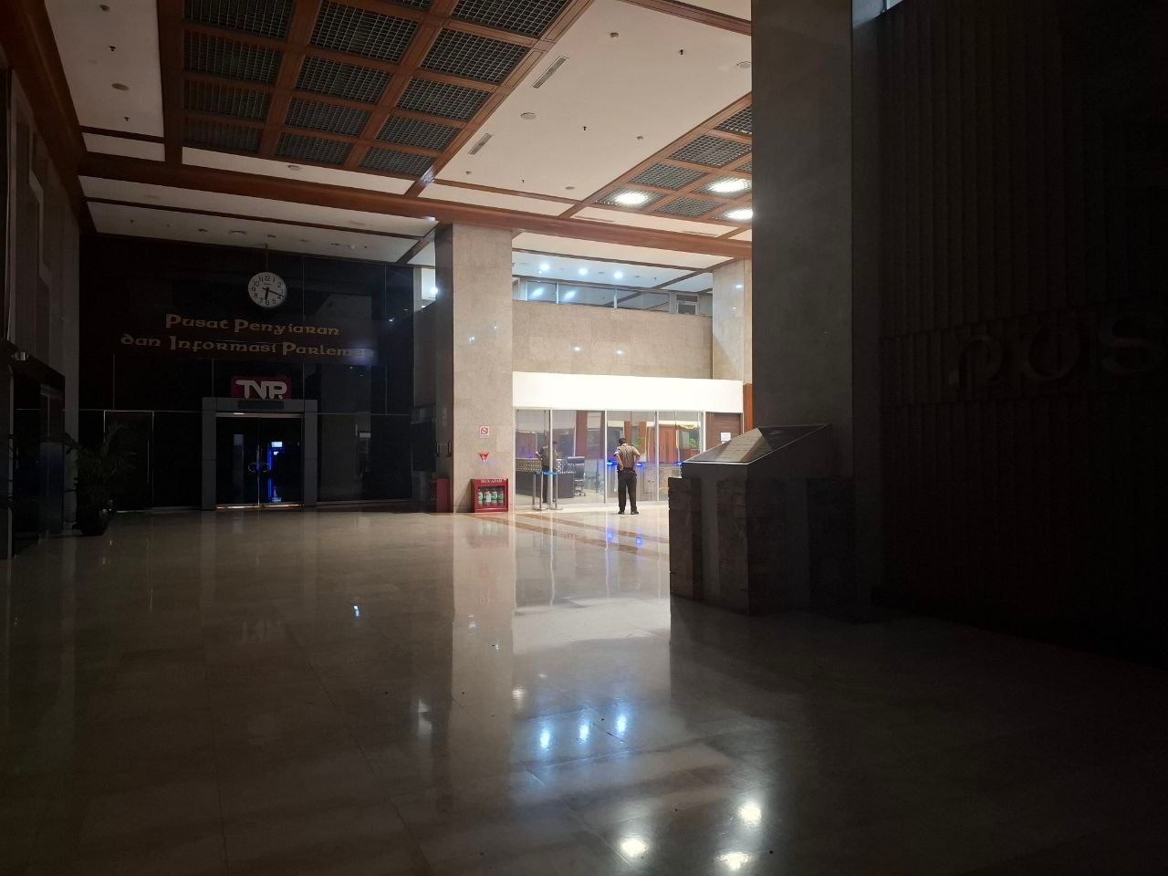 Wajah DPR di Era Efisiensi: Gedung Menggelap, Lift Dibatasi