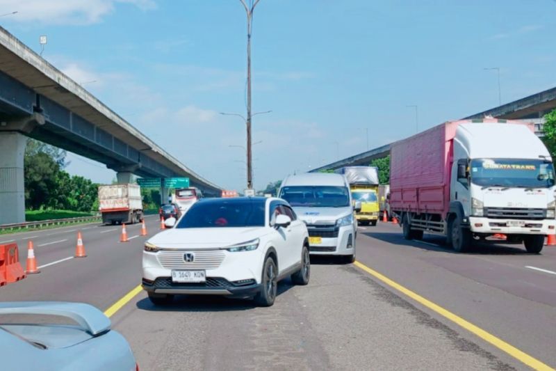 Strategis Urai Kepadatan Kendaraan, Petugas Berlakukan "Contraflow" di Tol Japek di Libur Jumat Agung