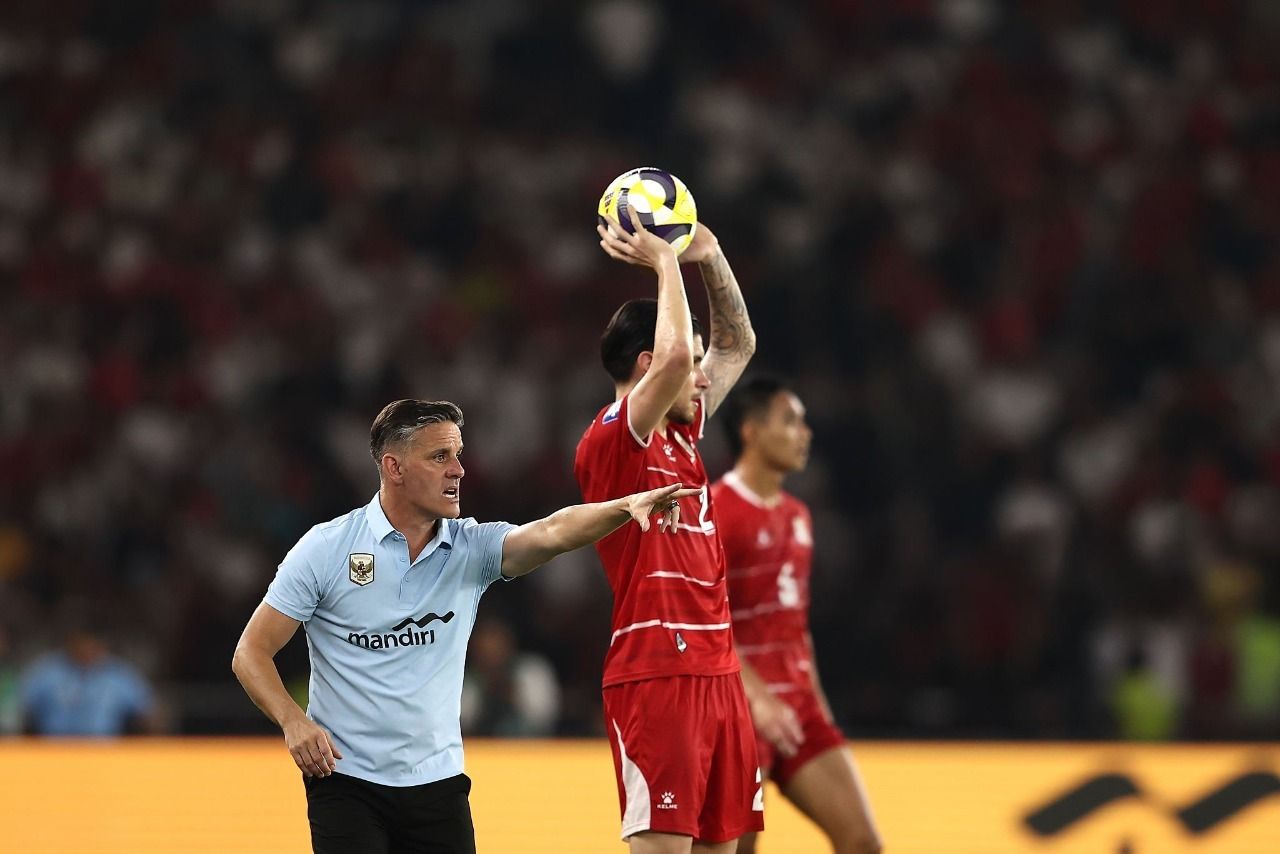 Viral Video John Herdman Main Bola di Pantai Mandalika Lombok