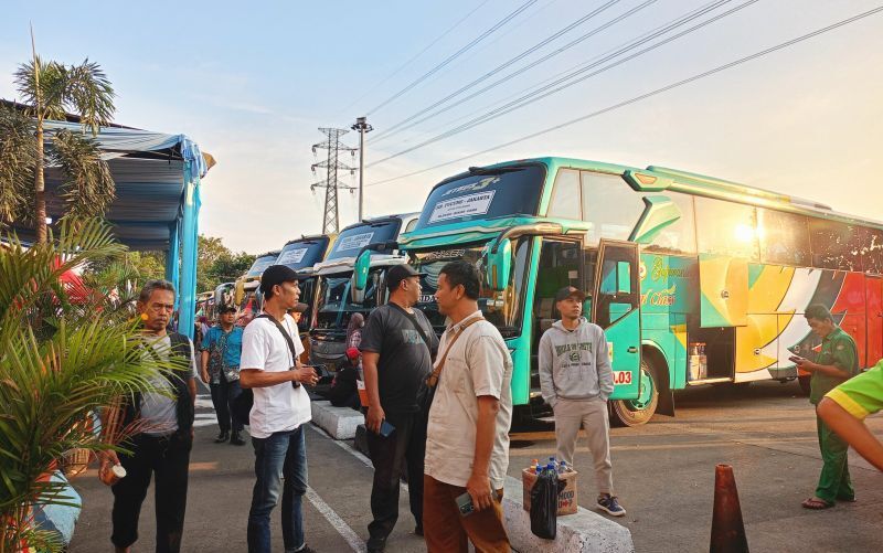 Tembus Ribuan Orang, Terminal Kampung Rambutan Diserbu Warga Jelang Libur Paskah