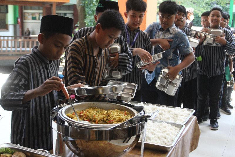 FOTO: Uji Coba MBG Prasmanan di Malang