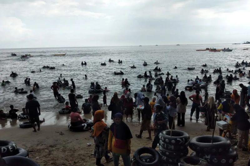 Libur Panjang, Kawasan Wisata Pantai Carita Diserbu Ribuan Pengunjung