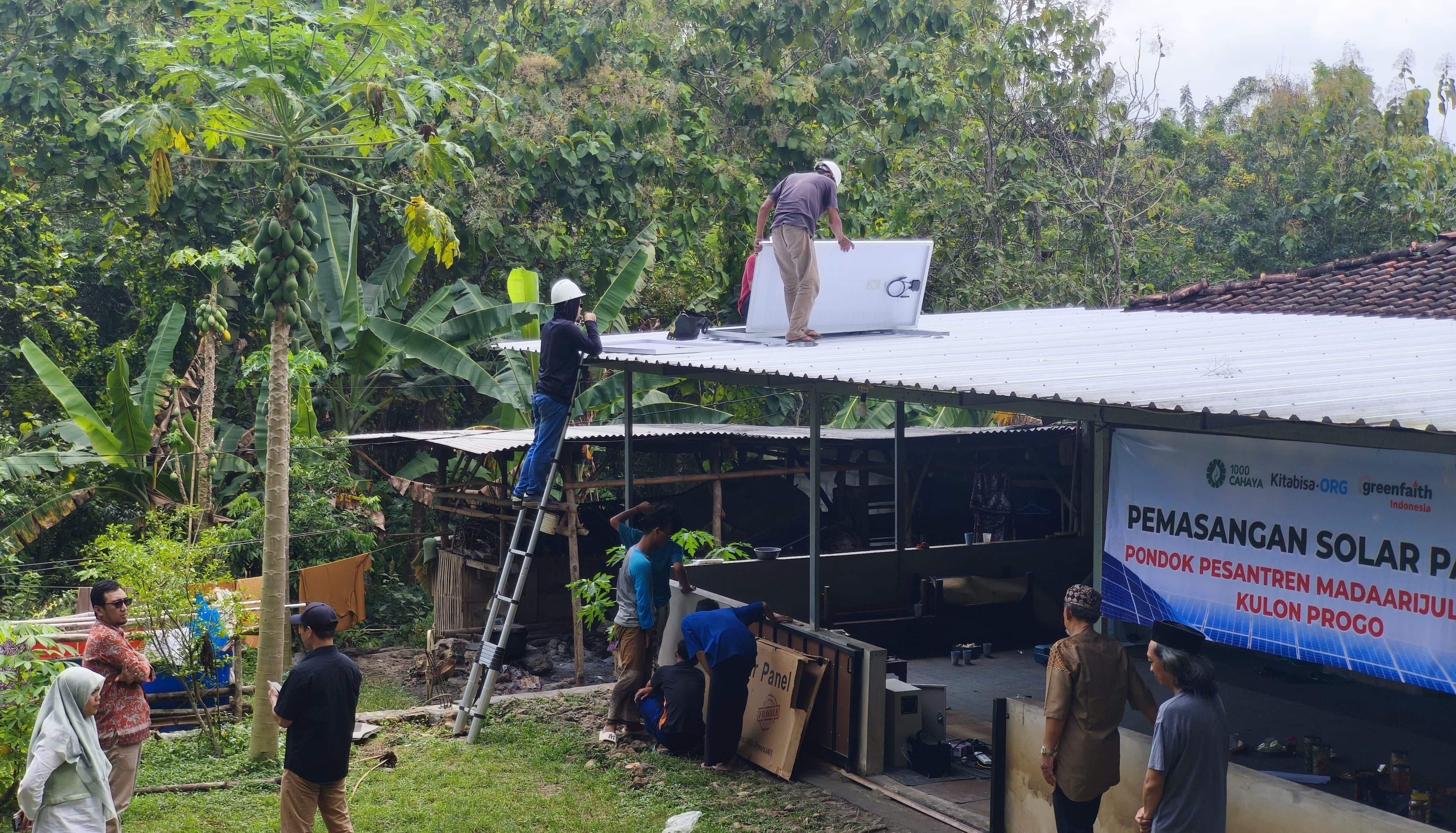 Gelap Hutan Tumbang, Energi Surya Selamatkan Santri Pesantren Kulon Progo