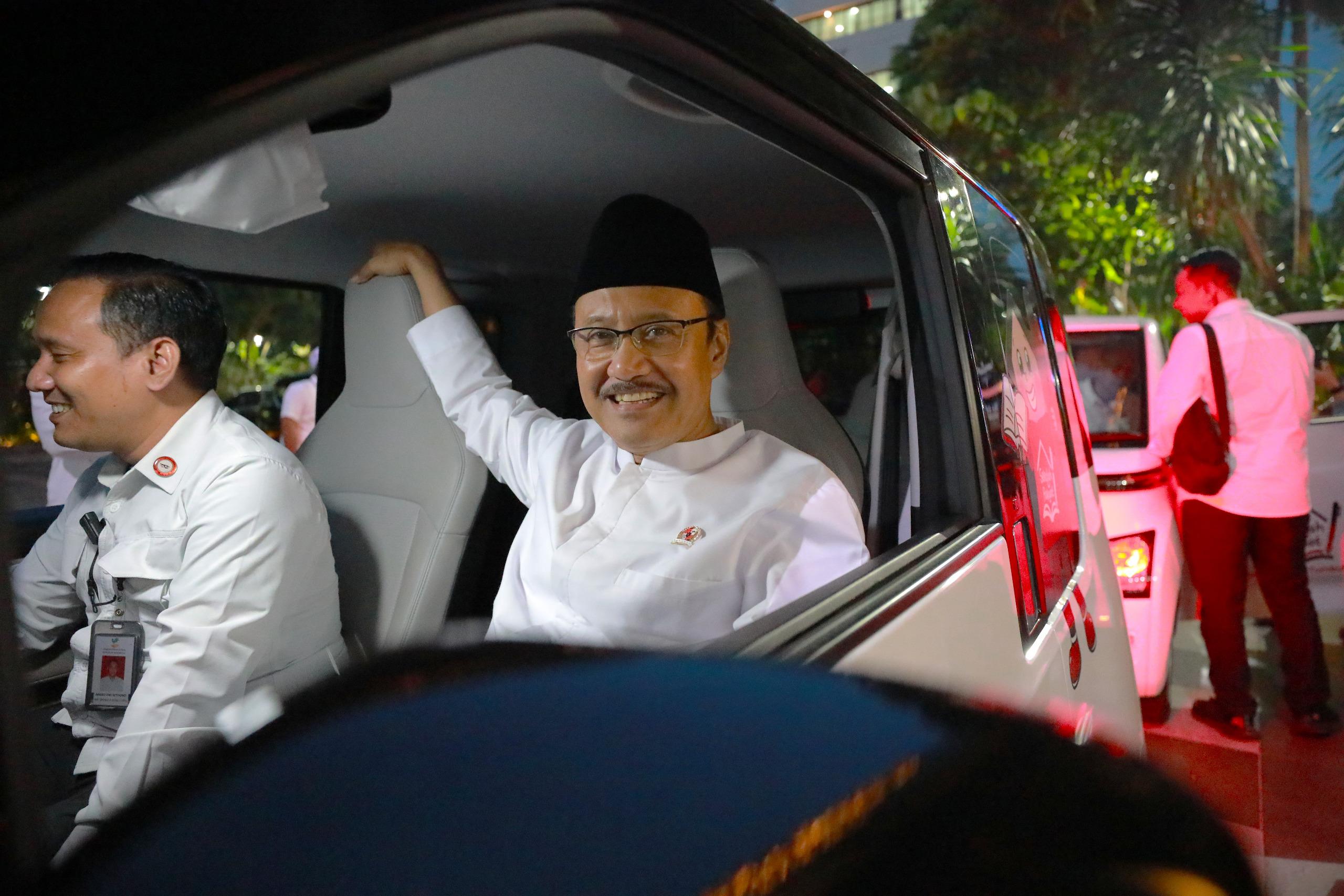Hadiri Taklimat Presiden, Mensos dan Wamensos Naik Mobil Listrik ke Istana