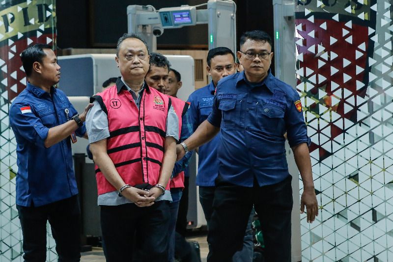 FOTO: Kejagung Tahan Tersangka Kasus Dugaan Korupsi Minyak Mentah