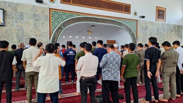Mengapa Bacaan Imam Salat Zuhur dan Asar Tidak Terdengar Keras? Ini Penjelasan Fikihnya