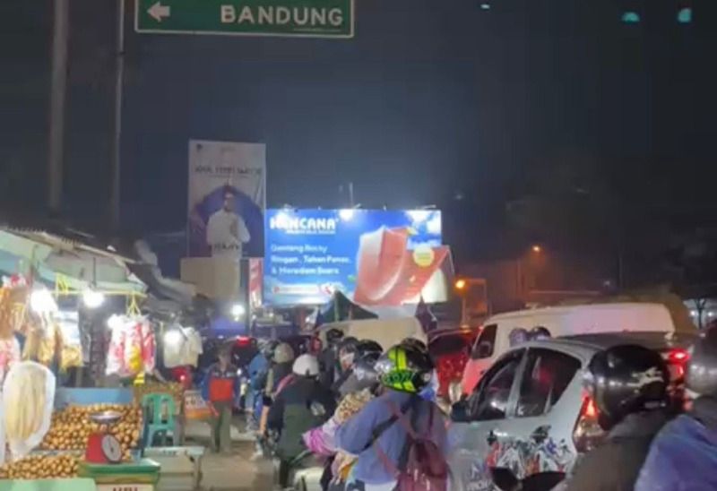 Arus Balik Lebaran 2026 Membeludak, Billboard Kencana Jadi Ikon Titik Istirahat di Sekitar Simpang Nagreg