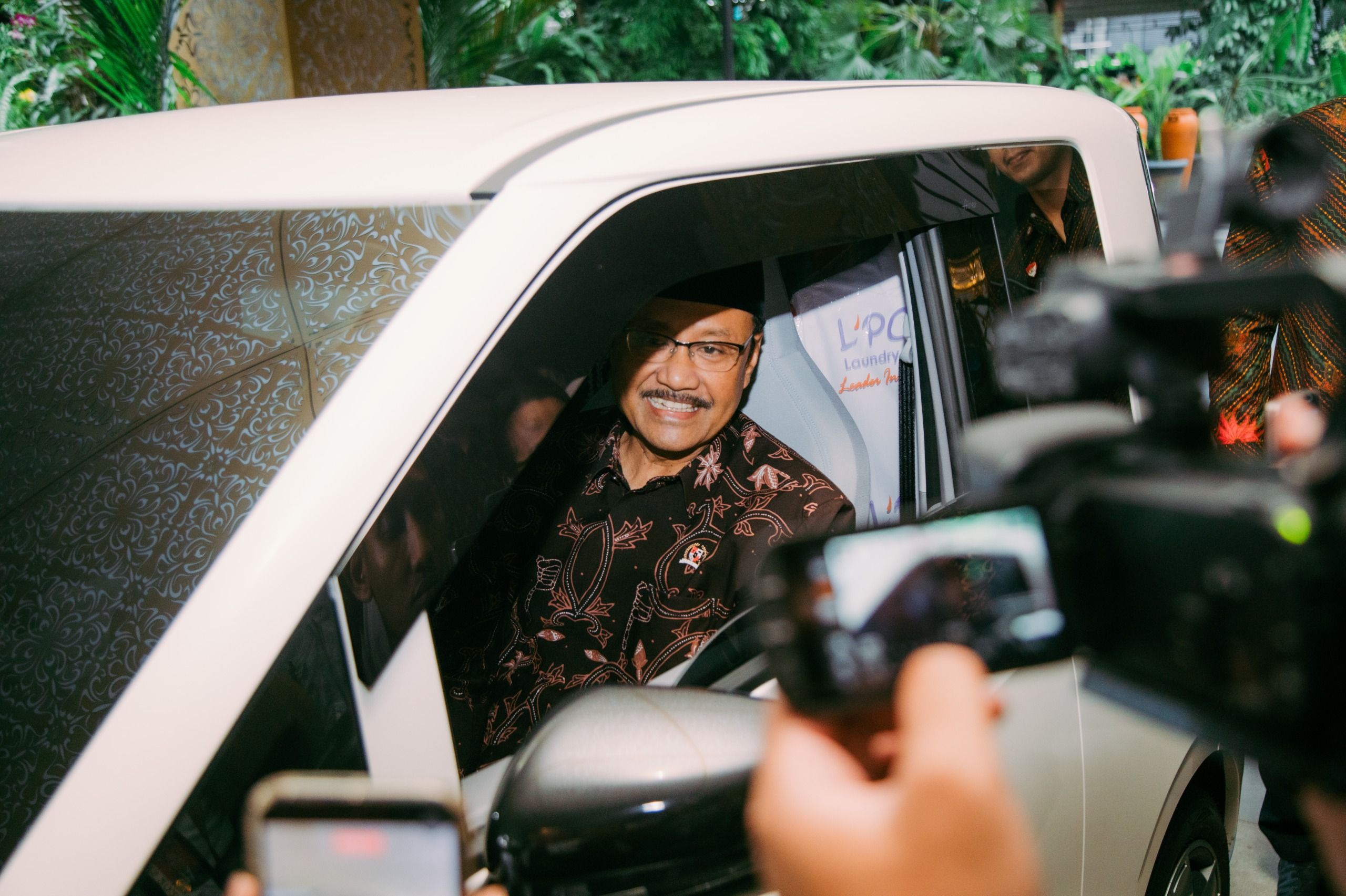 Uji Coba Budaya Kerja Baru, Mensos Gus Ipul Kendarai Wuling Mini Listrik