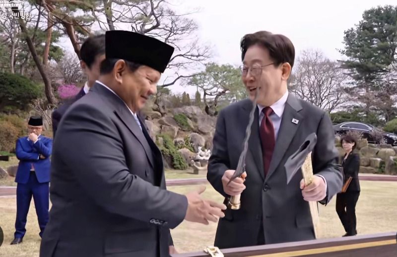 Prabowo Hadiahkan Keris untuk Presiden Korsel, Apa Maknanya?