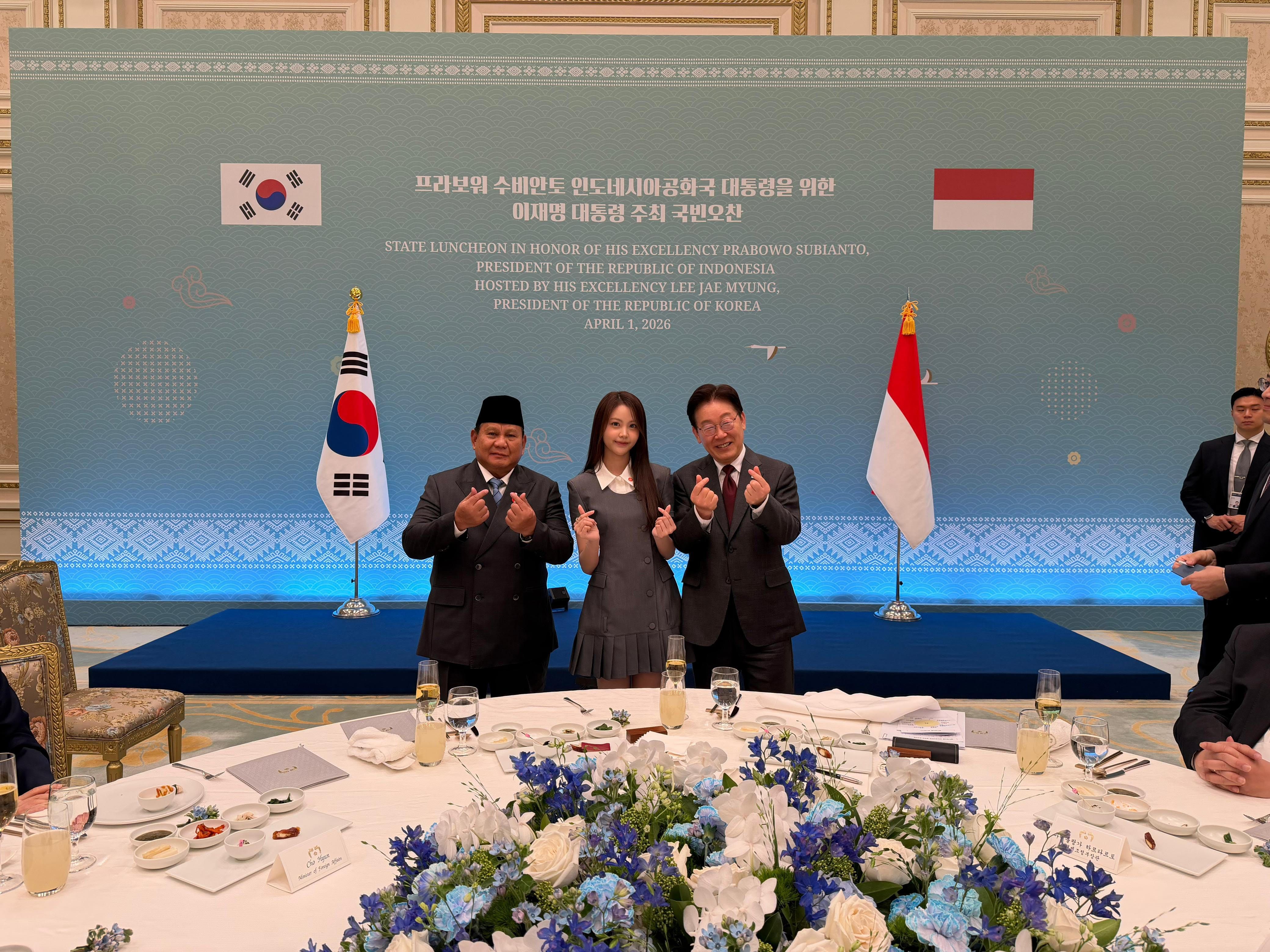 Prabowo Bertemu Idol K-Pop Asal Indonesia di Seoul, Diplomasi Berbalut Jari Hati