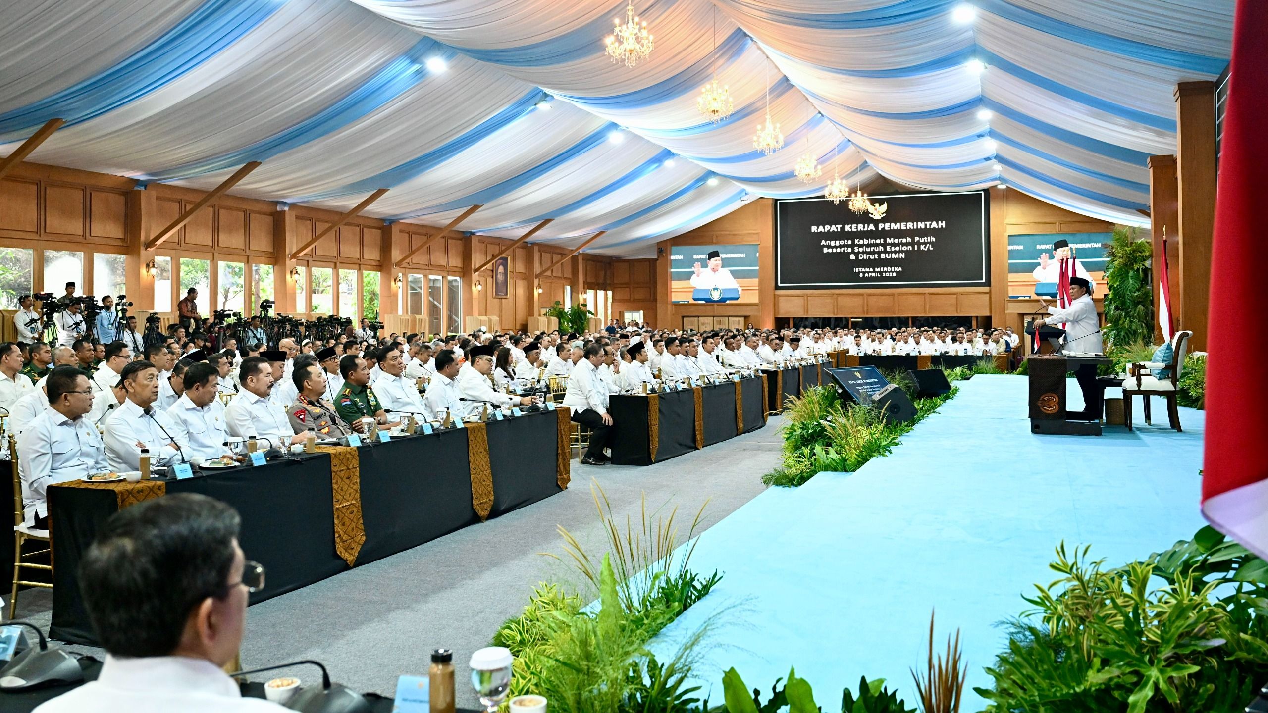 Mensos dan Wamensos Hadiri Taklimat di Istana