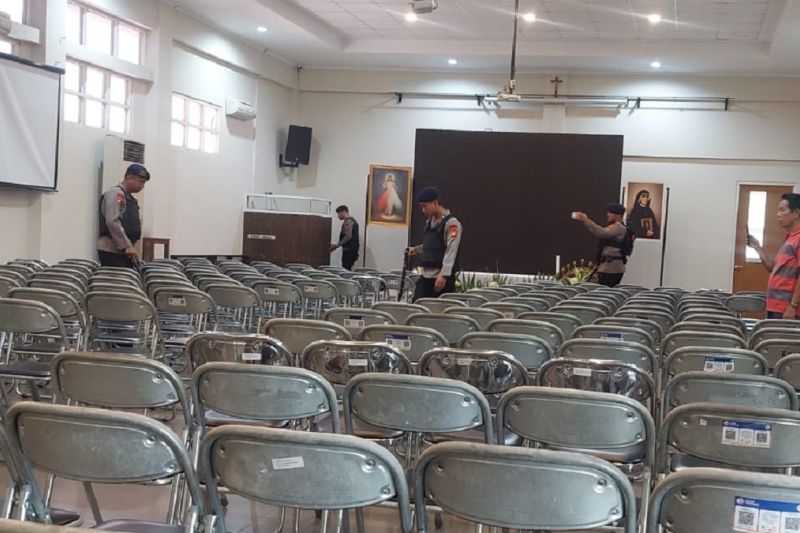 Pastikan Ibadah Khusyuk, Tim Jihandak Sterilisasi Gereja di Tangerang Jelang Perayaan Misa