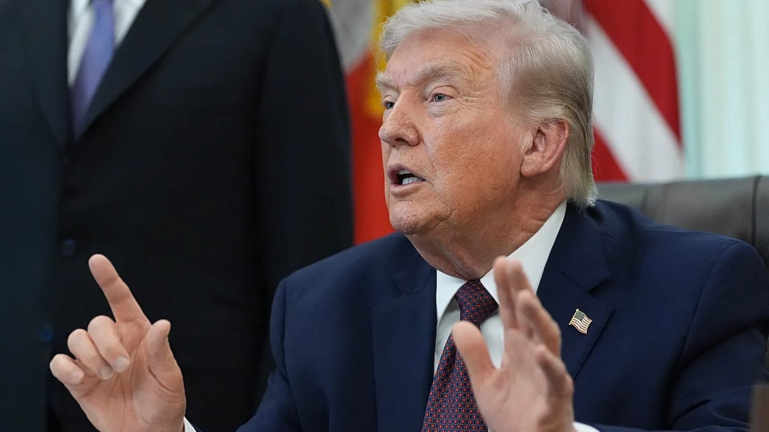 Trump Bersiap Bombardir Pembangkit Listrik Iran jika Hormuz tak Dibuka Besok