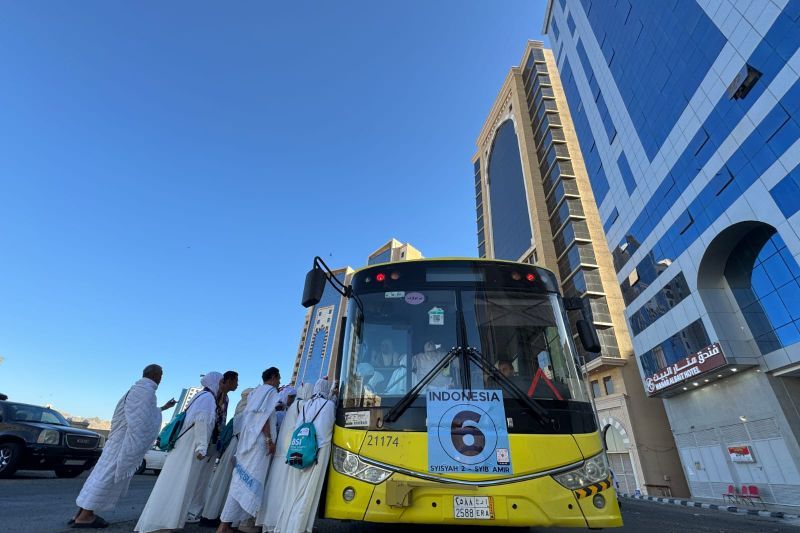 Jemaah Calon Haji Indonesia Mulai Umrah Wajib, Formasi Unik Ini Bikin Aman!