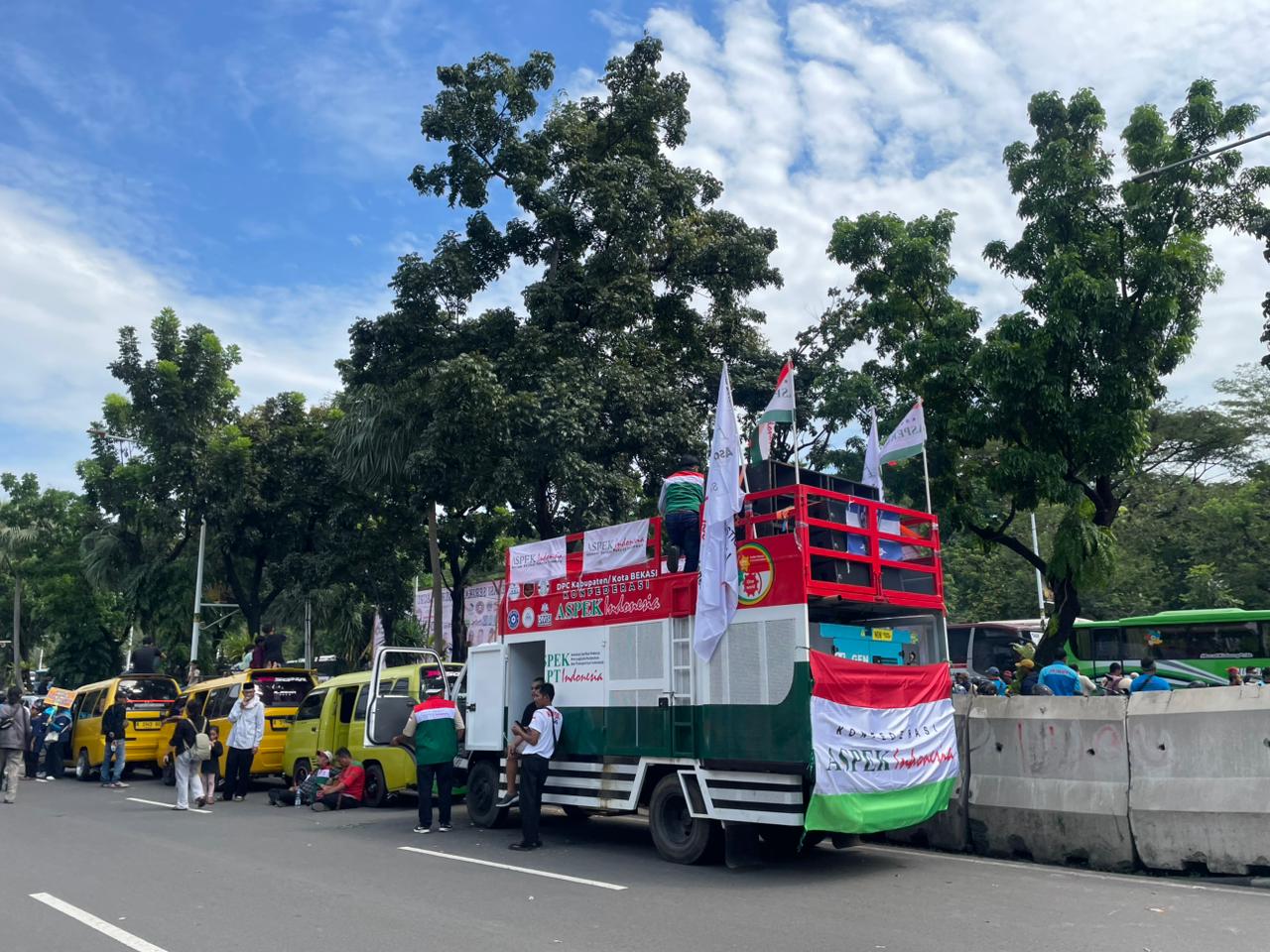 Tak Masuk ke Monas, Buruh Lain Pilih Nikmati ‘Sound Horeg’ di Pinggir Jalan