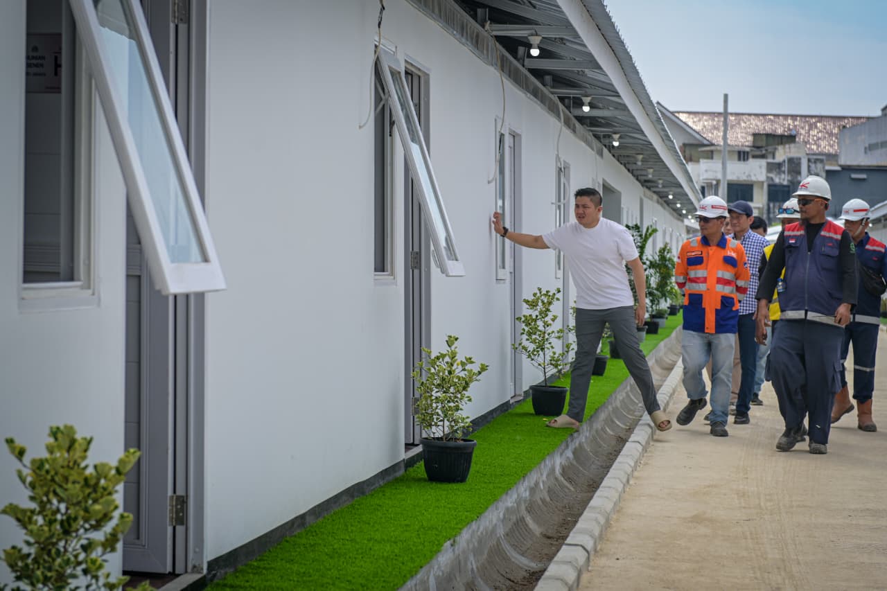 Cek Progres di Lapangan, Seskab Teddy Dorong Hunian Layak Pinggir Rel Cepat Terealisasi