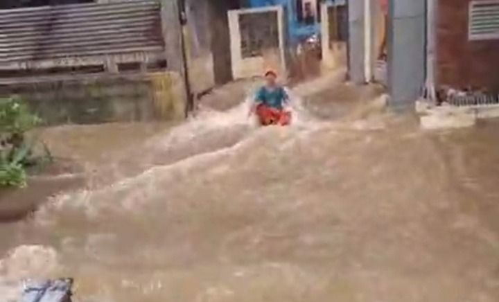 Banjir Di Pesanggrahan Jakarta, Air Masuk Rumah Warga