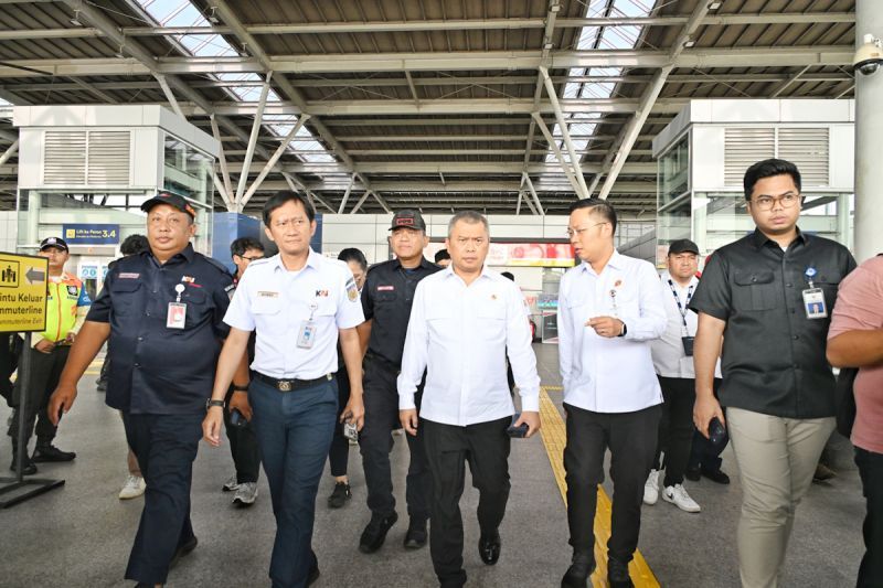 Tindak Lanjuti Instruksi Prabowo, Kemenhub-KAI Tertibkan Perlintasan Sebidang