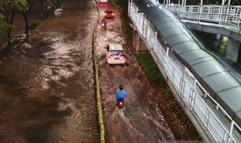Dua Rute Transjakarta Ini Terganggu Akibat Banjir Senin