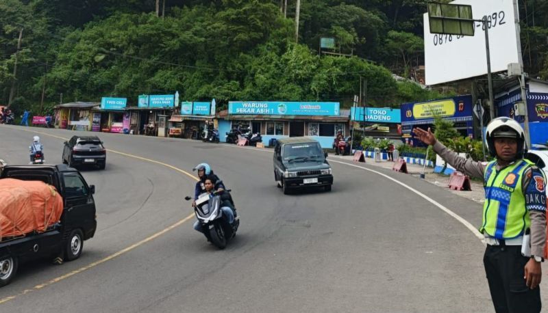 Pastikan Liburan Tetap Aman, Polisi Terjunkan Puluhan Personel Urai Simpul Macet Puncak