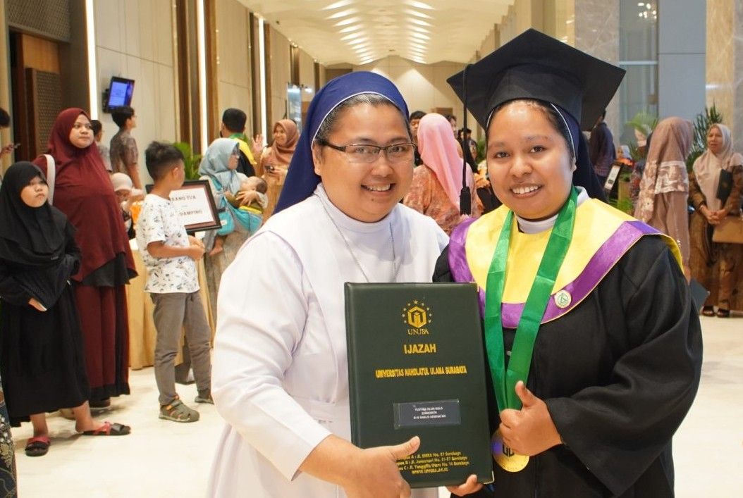 Tak Disangka! Kisah Biarawati Wisuda di Kampus NU Ini Sentuh Hati Netizen