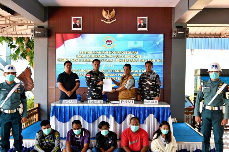 Tim Gabungan TNI Amankan Pekerja Migran Indonesia Ilegal Pulang dari Malaysia