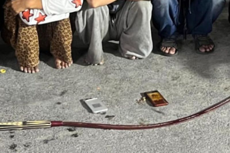 Brimob Polda-Polres Jaktim Amankan Celurit Dua Meter dan Pemuda yang Hendak Tawuran