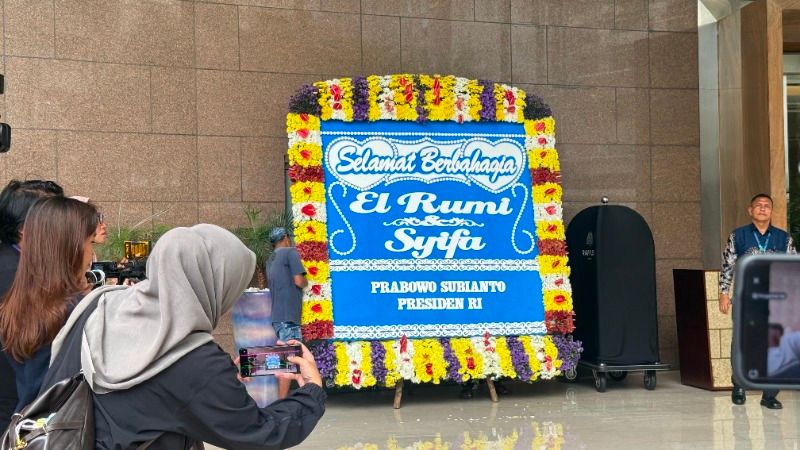 Presiden RI Prabowo Subianto Kirim Karangan Bunga untuk Pernikahan El Rumi dan Syifa Hadju