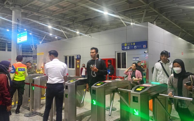Kecelakaan di Jalur Bekasi Timur Lumpuhkan Perjalanan KRL, Penumpang Menumpuk di Jatinegara