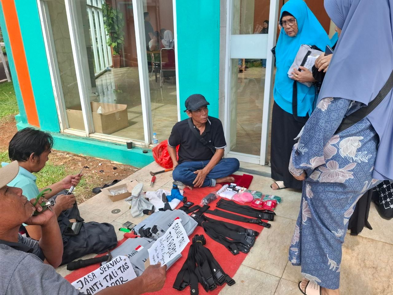 Tukang Reparasi Tali Tas Cari Cuan Jelang Keberangkatan Jemaah Haji