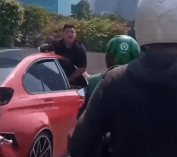 Viral Aksi Nekat Pria "Nangkring" di Kap Mobil Merah di Grogol, Begini Kronologinya