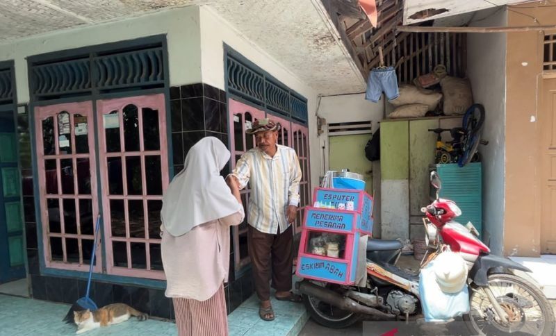 Dari Gerobak Kecil Es Puter, di Usia Senja Wujudkan Mimpi ke Tanah Suci