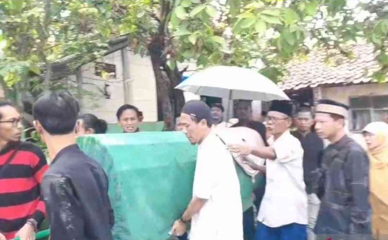Kabut Duka Selimuti Rumah Korban Tewas KRL di Cikarang, Guru SD yang Sempat Dicari-cari Keluarganya