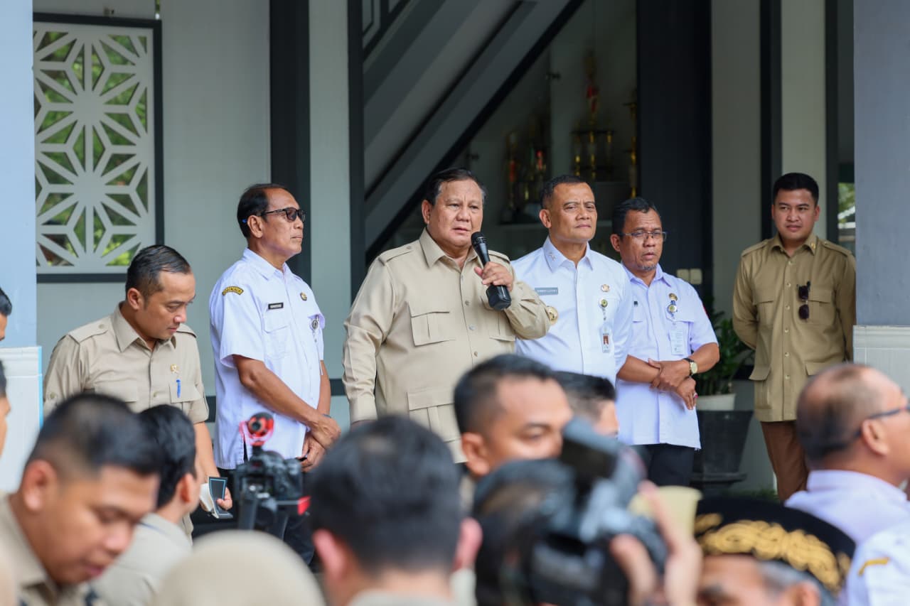 Didampingi Ahmad Luthfi, Prabowo Dapat Pujian dari Siswa di Cilacap soal MBG