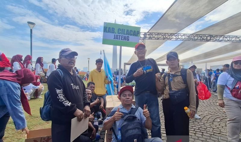 Dengar Info Dapat Sembako Gratis, Buruh Rela Naik Bus 9 Jam Ikut Acara May Day di Monas
