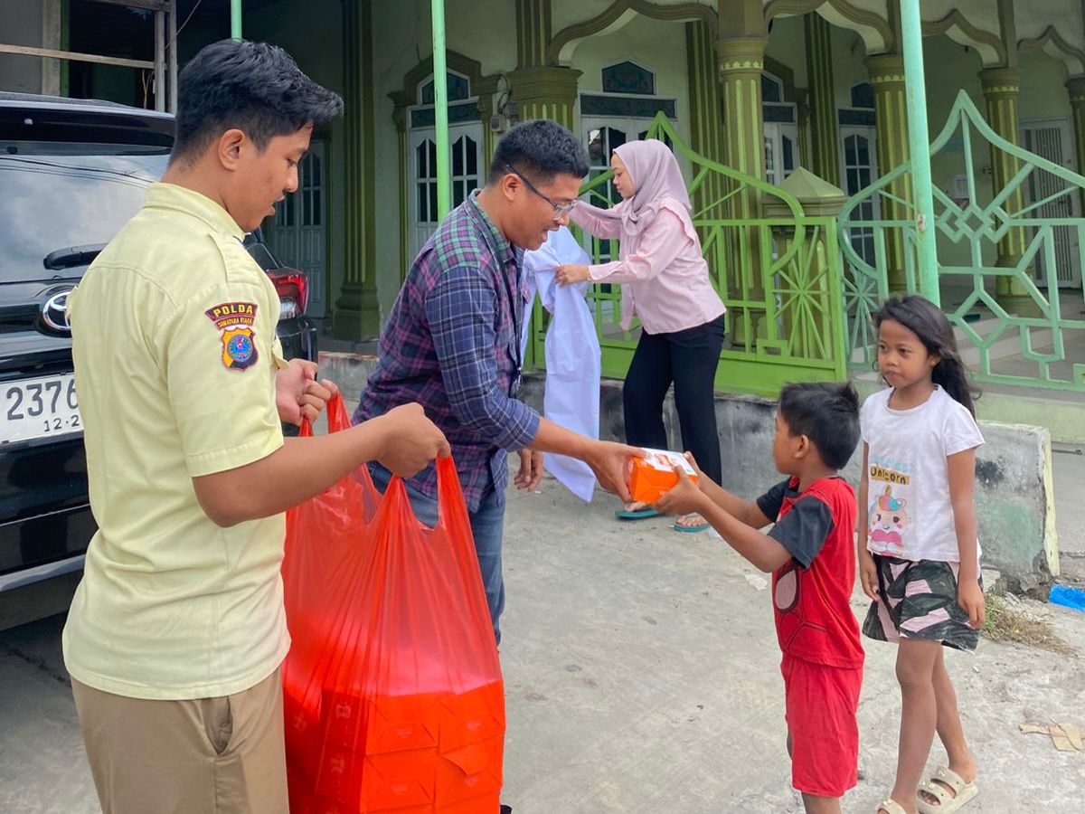 Pegadaian Konsisten Gelar Sedekah Jumat, Salurkan Bantuan Untuk Masyarakat Sekitar