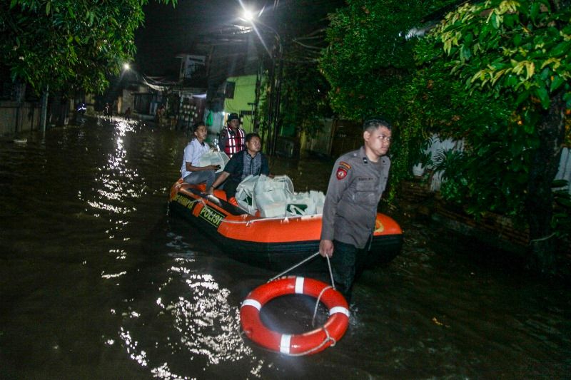 Banjir 1 Meter Lebih Rendam Kebon Pala, Warga Bertahan Di Lantai Dua