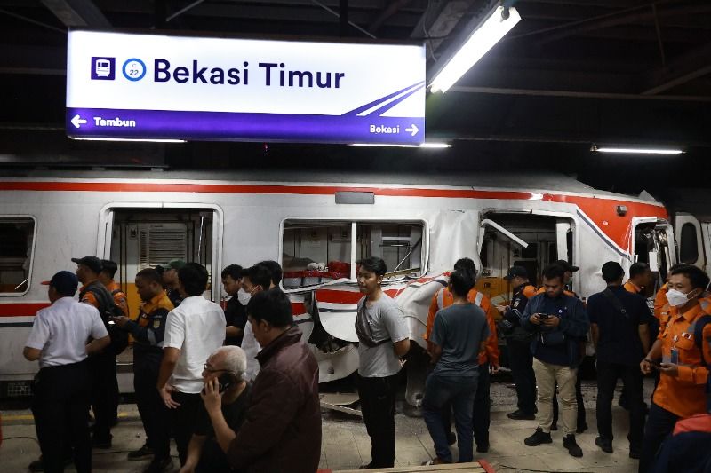 Saksi Mata: Mobil Mogok di Perlintasan Picu KRL Berhenti, Lalu Diseruduk Argo Bromo